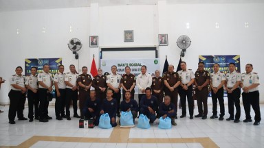 Kajati Jateng dan IAD Berbagi, Salurkan Sembako dan Sarung untuk Warga Binaan di Cilacap