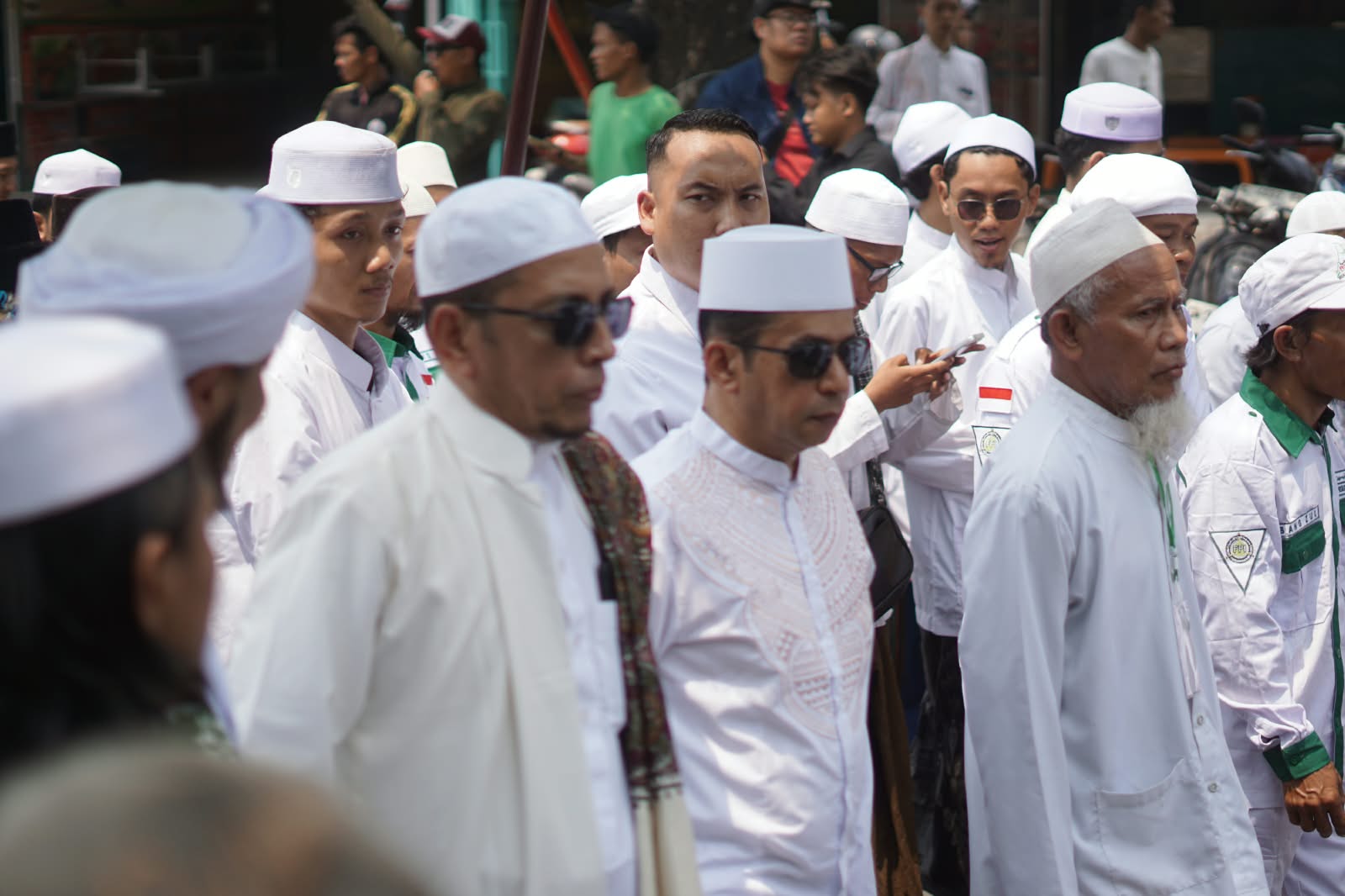 Ditengah Lautan Jama'ah Maulid Akbar Habib Idrus Al Bahr Pekalongan, Sosok Rizal Bawazier Jadi Perhatian