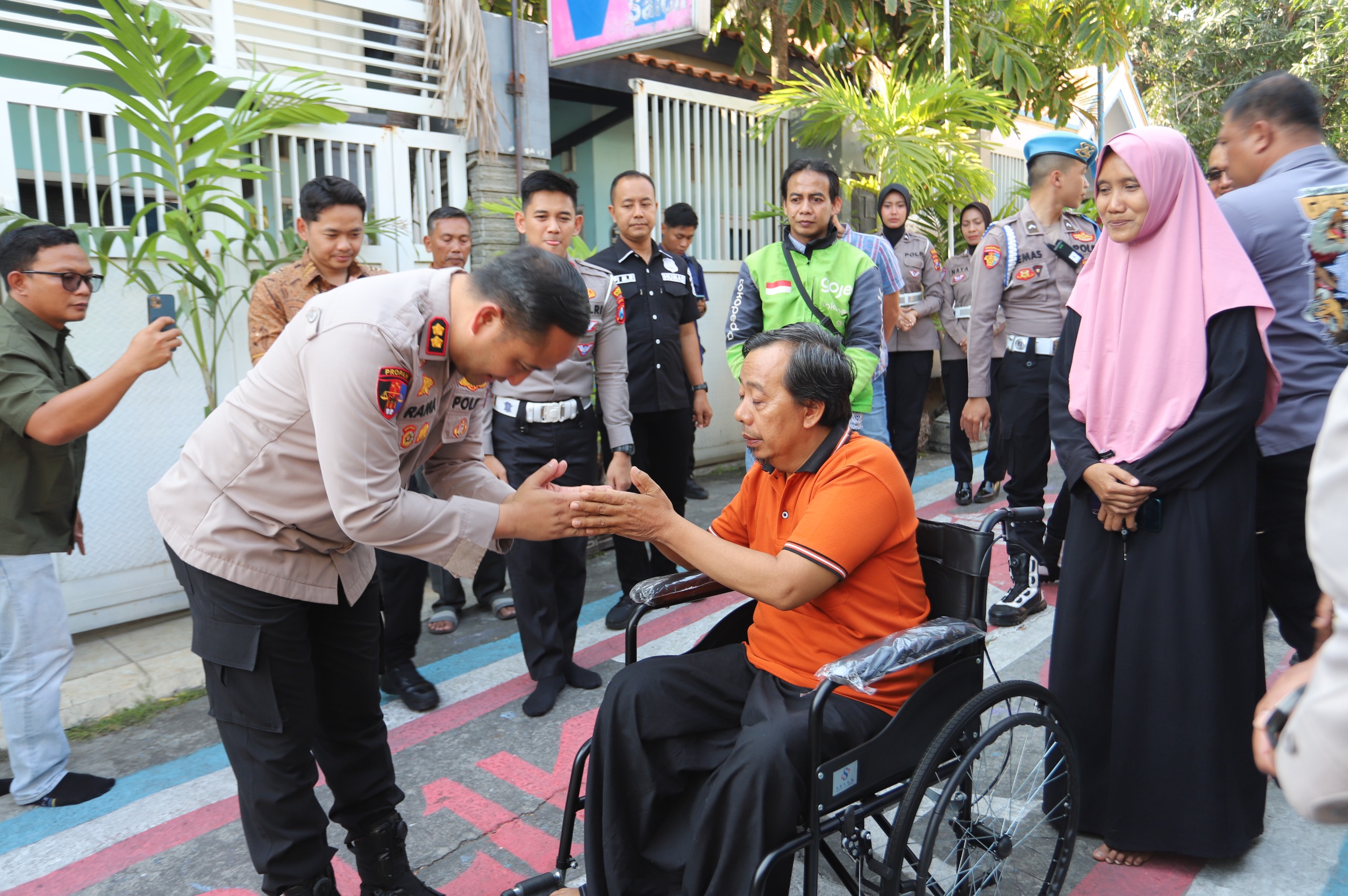 Jadi Tulang Punggung Keluarga, Kapolres Bantu Kursi Roda dan Modal Usaha Ojol Korban Kecelakaan