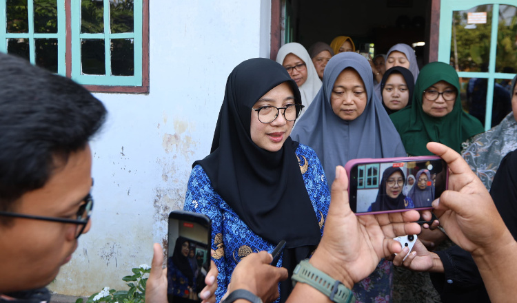 Temui Keluarga, Bupati Ipuk Jamin Pendidikan Anak Korban KM Virgo Asal Banyuwangi 