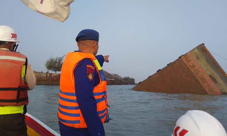 Kapal Tongkang Muatan Tiang Pancang Nyaris Tenggelam di Perairan Tuban