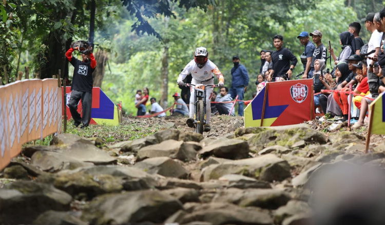 Penakluk Trek Ganas Gantasan: Agung Prio dan Nilna Murni Sabet Gelar Juara BIG Downhill 2026