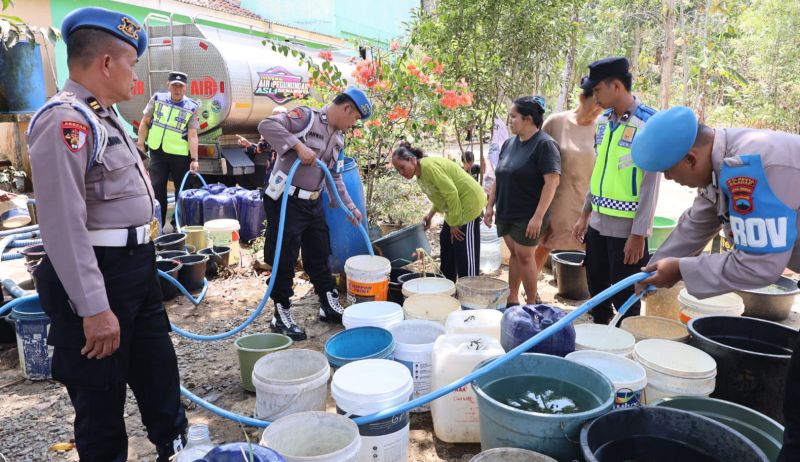 Polresta Cilacap Salurkan 35 Ribu Liter Air Bersih untuk Warga Terdampak Kekeringan 