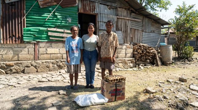 Inspiratif! Seorang Mahasiswi Kupang Berikan Bantuan Sembako ke Keluarga Lansia Tidak Mampu 