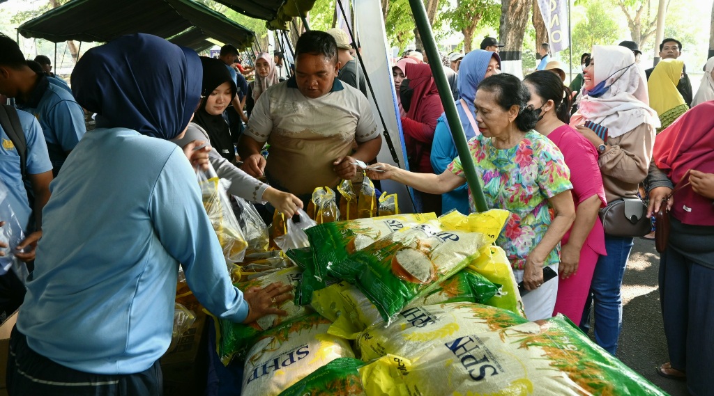 Bazar Sembako Murah Warnai HUT ke-81 TNI Libatkan Warga di Lanud Muljono