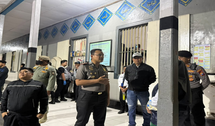 Komitmen Antikorupsi dan Narkoba, Kapolres Situbondo Kawal Penggeledahan Kamar Hunian Rutan