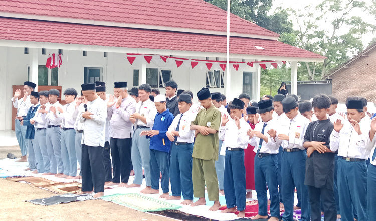 Siswa Al Uswah Banyuwangi Gelar Salat Istisqa, Berharap Hujan Turun