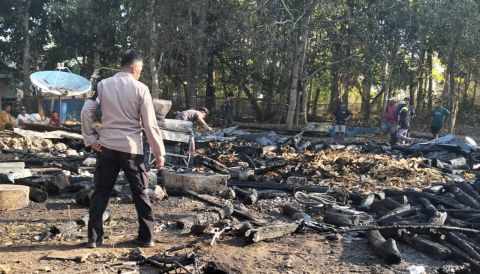 Diduga Korsleting Listrik, Rumah Warga di Bone Ludes Terbakar