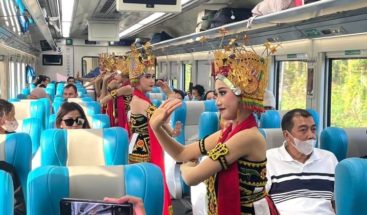 Sensasi 'Gandrung On Train', Perjalanan Kereta ke Ketapang Disemarakkan Tarian Khas Banyuwangi