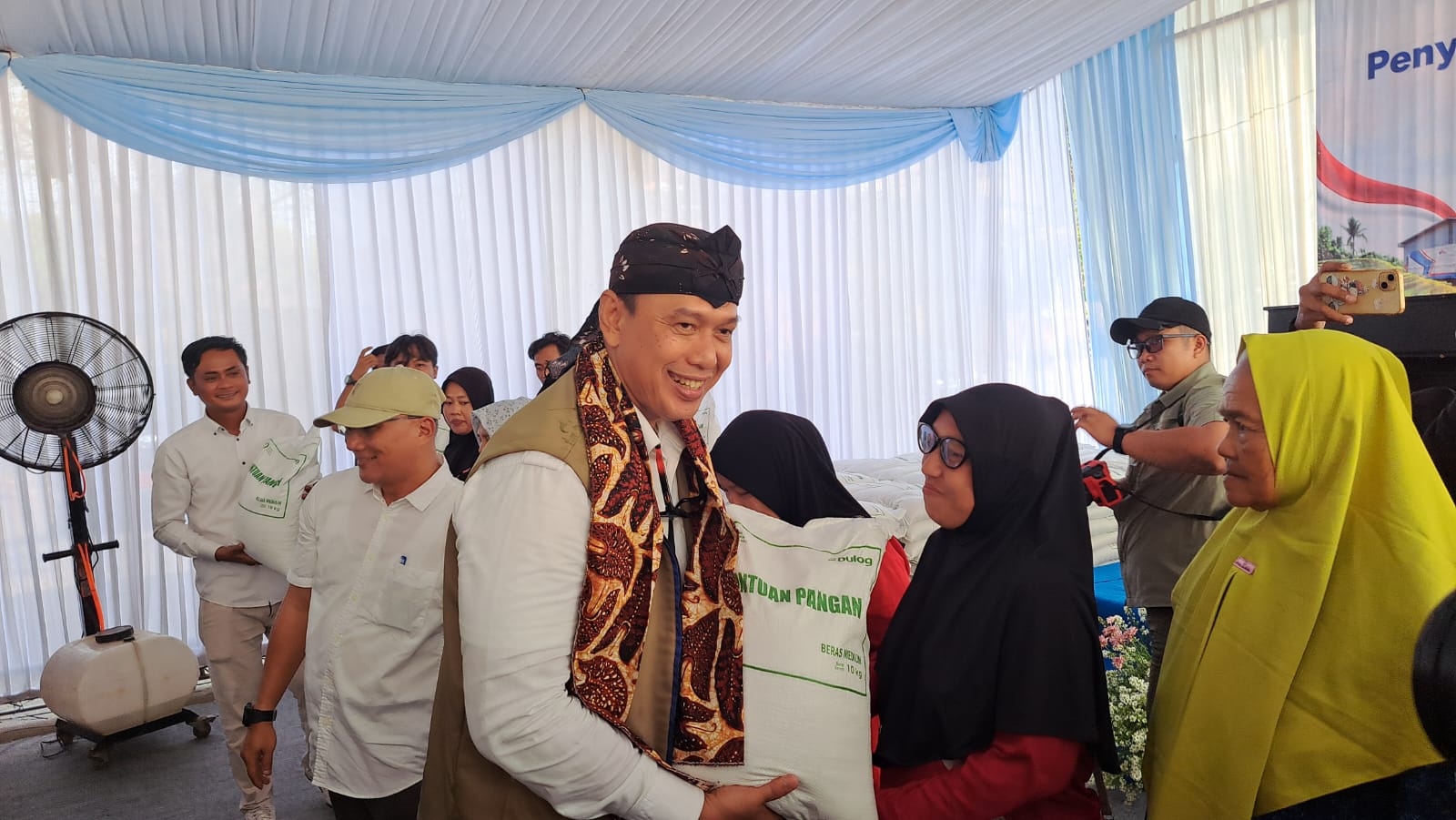 Salurkan Beras Bantuan di Cilacap, Dirut Bulog Ingatkan Tak Boleh Diperjualbelikan 