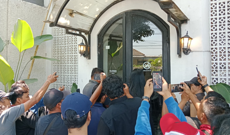 Pertahankan Hak Usaha Demi 26 Karyawan, Penyanyi Suliyana Buka Paksa Pintu Warung WSL