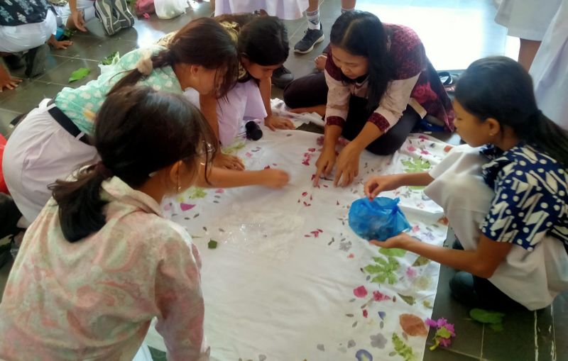 Kembangkan Kreativitas, SMP Pius Cilacap Gelar Karya Ecoprint di Hari Batik Nasional