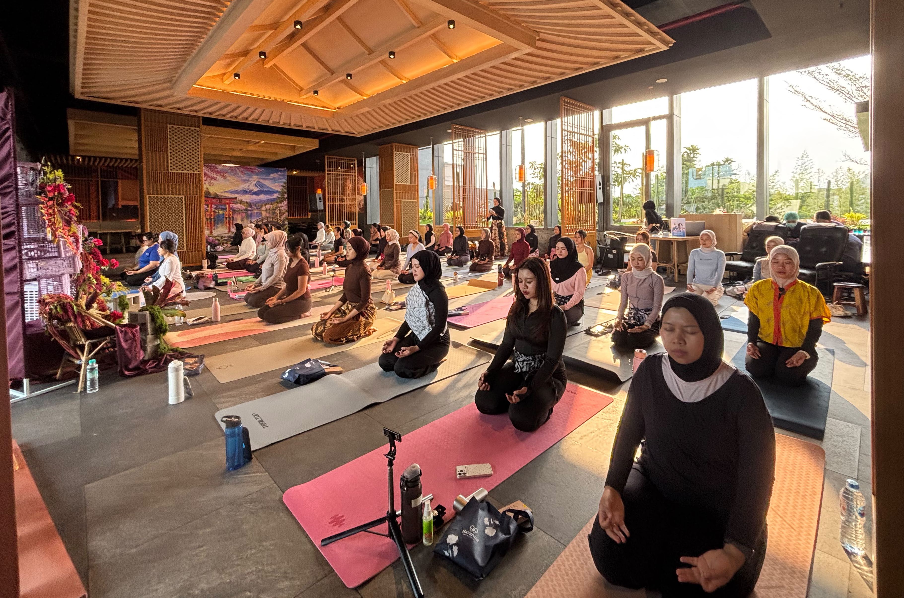 Yoga Berbalut Batik, Cara Unik Grand Mercure Malang Rayakan Hari Batik Nasional