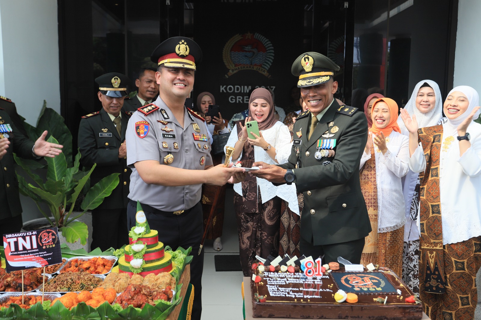 Dirgahayu TNI ke-81, Kapolres Bawa Kue dan Tumpeng ke Kodim Gresik