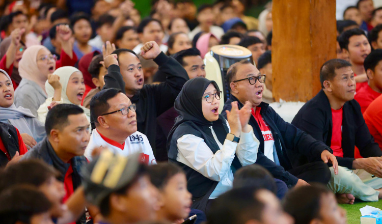 Bupati Ipuk Gelar Nobar Timnas, Ribuan Warga Banyuwangi Bersatu Padu Beri Dukungan
