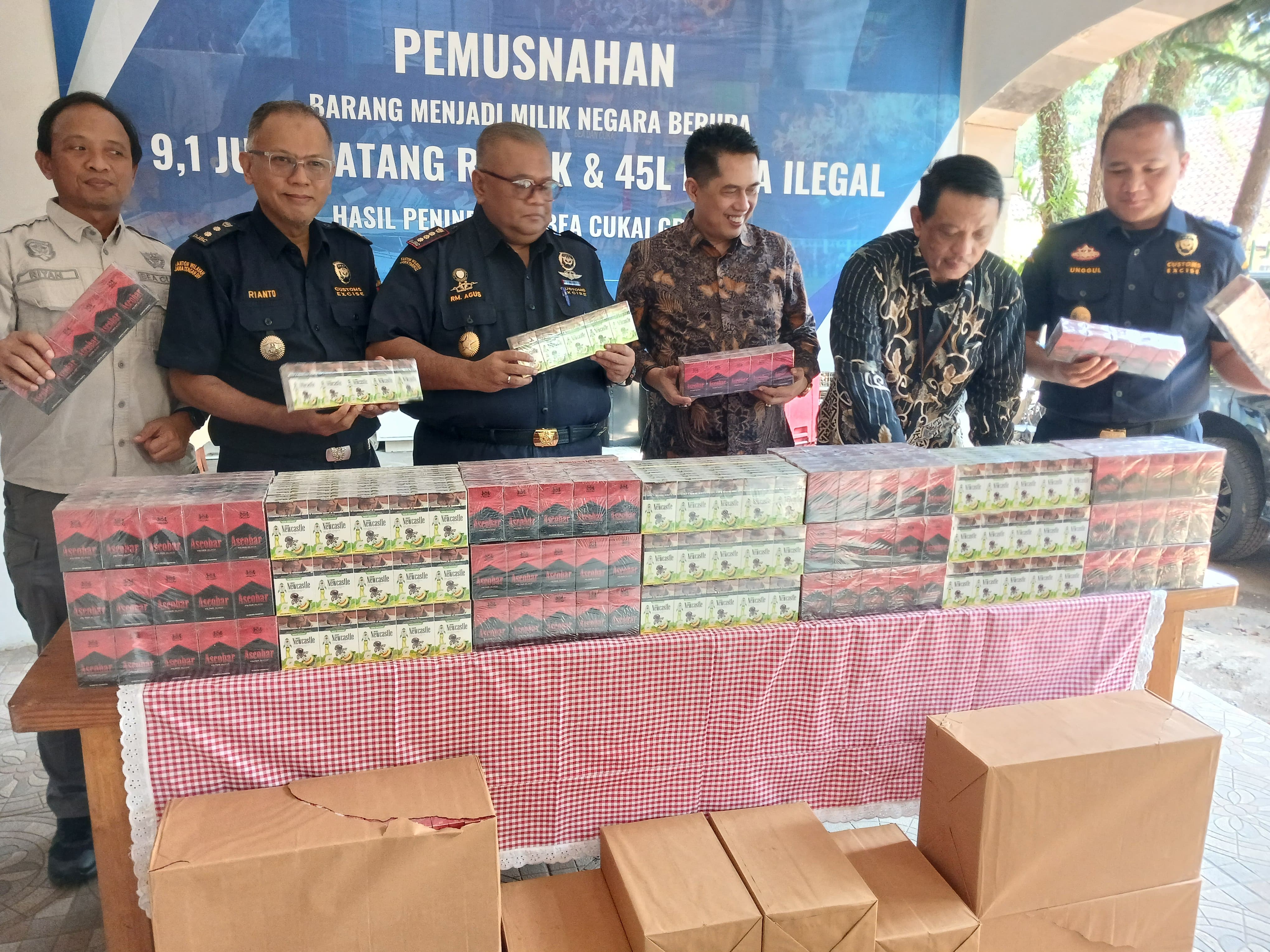 Bea Cukai Gresik Musnahkan Jutaan Batang Rokok Ilegal dan 45 Liter MMEA