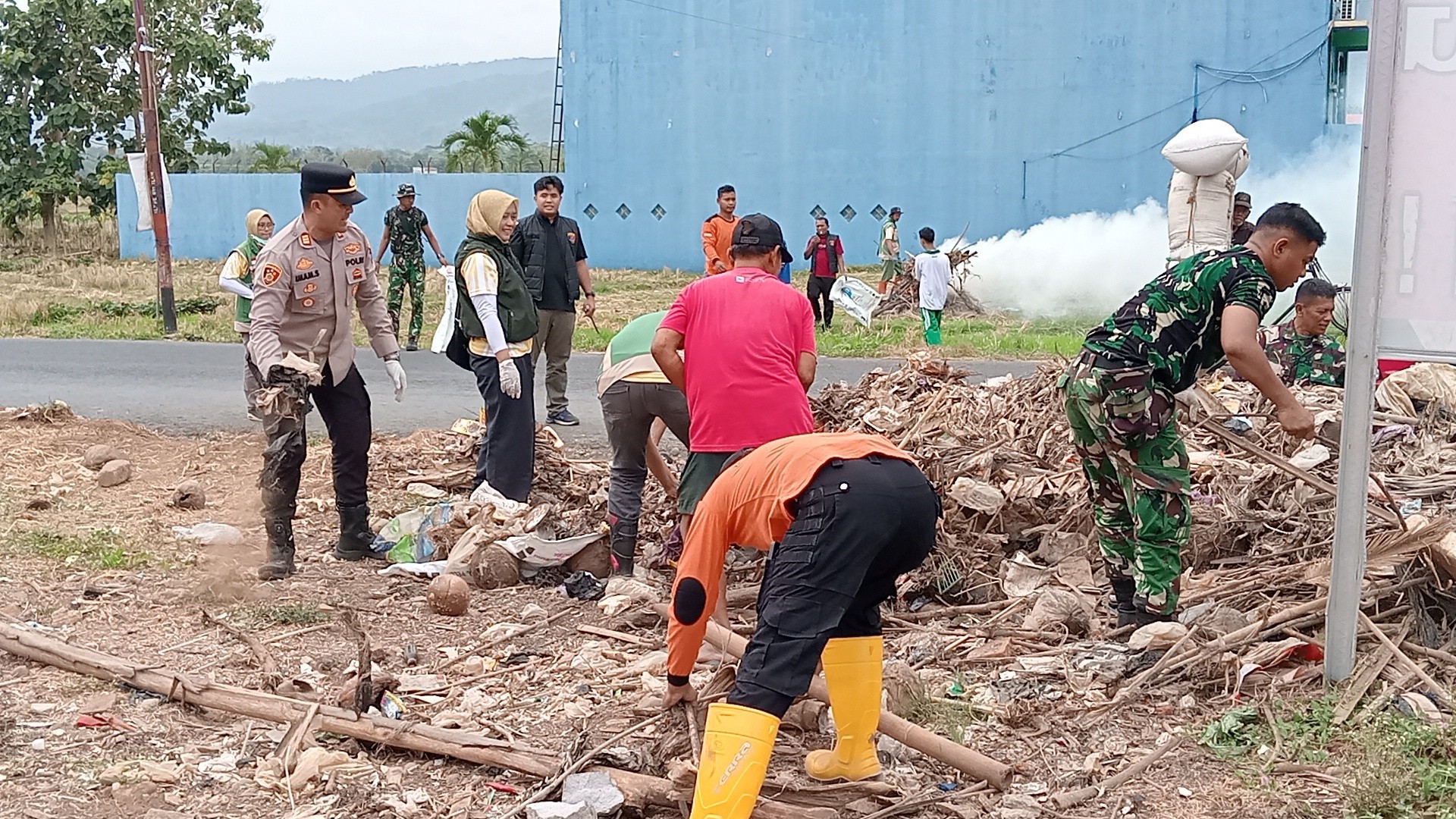 Polisi Bersama Masyarakat Bersihkan Saluran Irigasi Sepanjang 2 Kilometer di Banjarnegara
