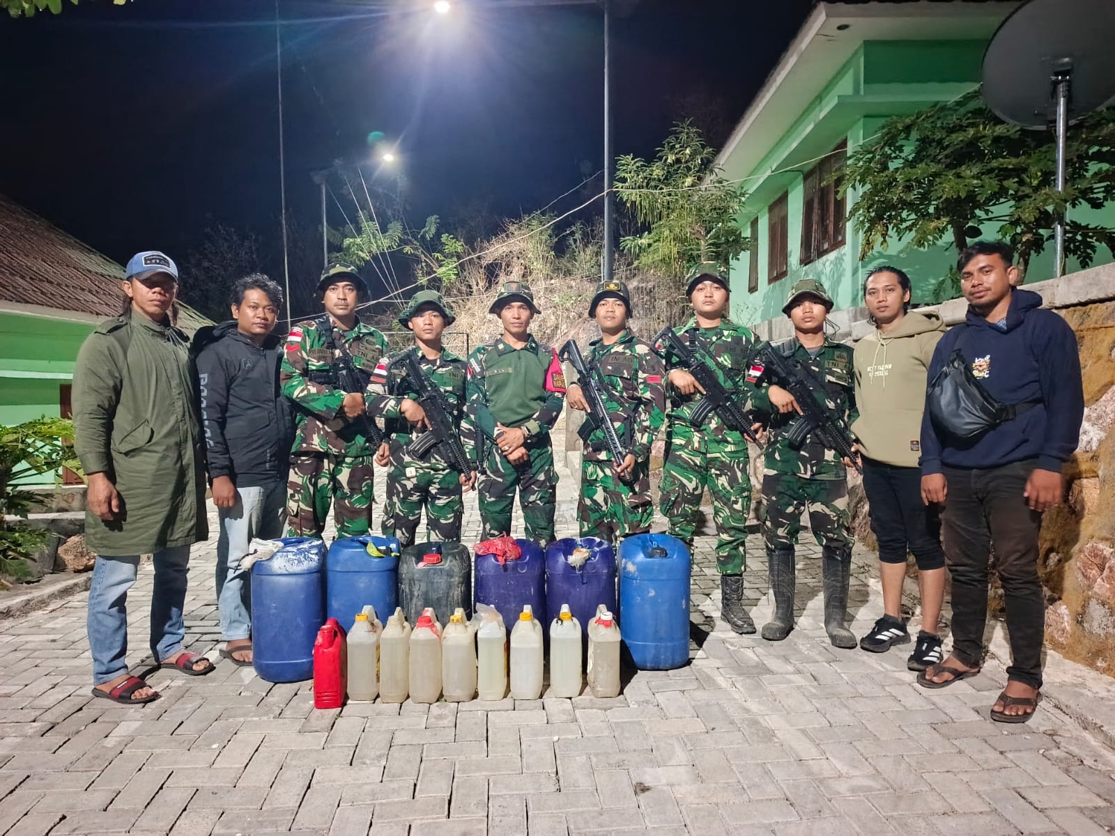 Tim Patroli Gabungan Perbatasan RI- RDTL Pos Napan Gagalkan Selundupan BBM 225 Liter