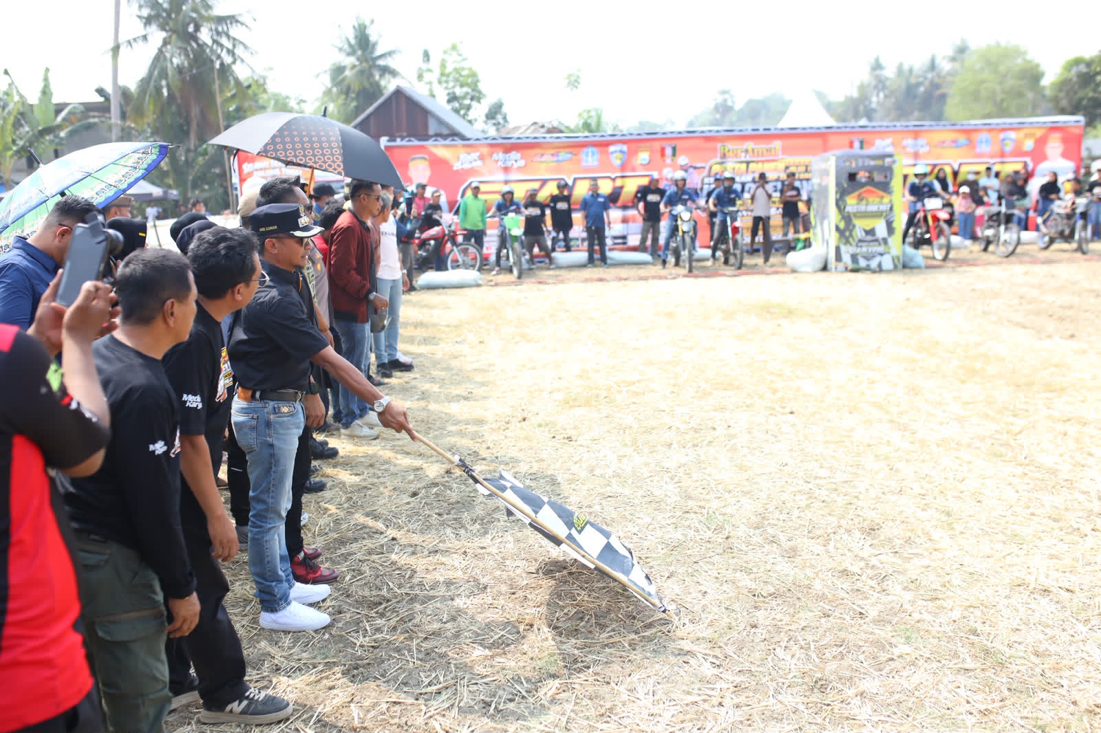 Bupati Bone Buka Pesta Panen Balap Ojek Gabah di Majang, Gerakkan Ekonomi Warga