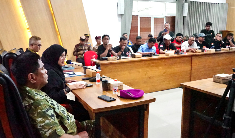 Berlangsung Gayeng, Bupati Ipuk dan Sopir Truk Bahas Solusi Kemacetan Pelabuhan Ketapang