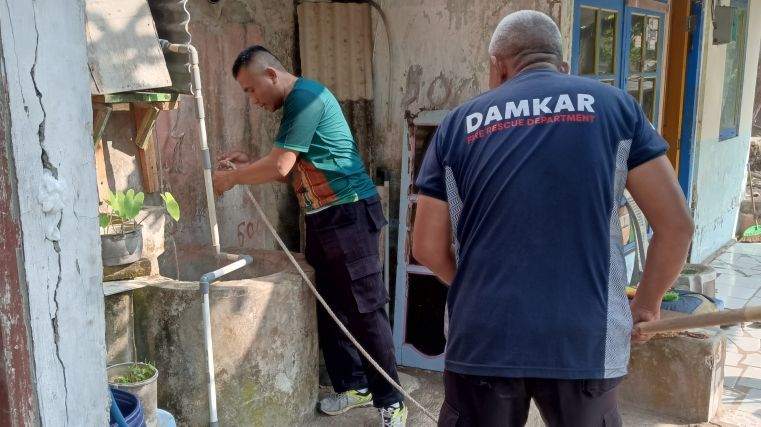 Aksi Heroik Damkar Selamatkan Kucing Tercebur Sumur di Cilacap