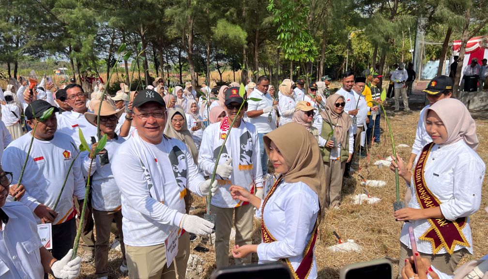 Ultah Prabowo ke-75, Gerindra Tanam 750 Bibit Mangrove di Pesisir Gresik Utara