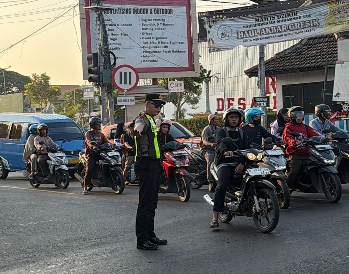 Momen Humanis Kapolsek Turun Langsung Atur Lalu Lintas di Bungah Gresik, Wujud Nyata Polri Bersama Masyarakat