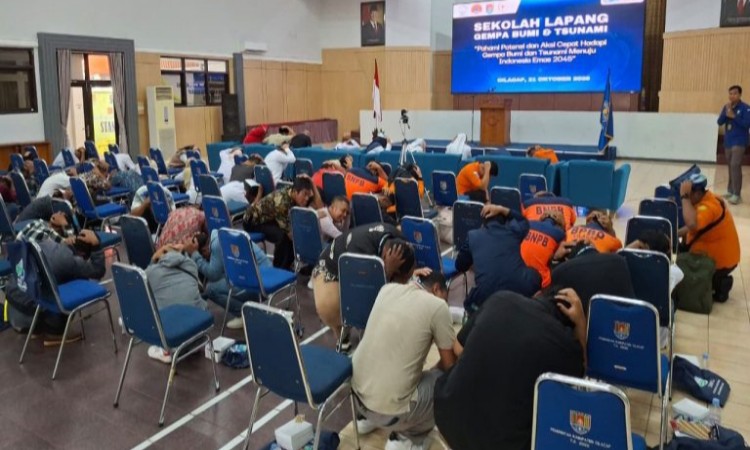 Sekolah Lapang Gempa Bumi dan Tsunami MBKG di Cilacap: Upaya Mitigasi Bencana