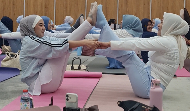 Tak Sekadar Olahraga, Couple Yoga MYZE Hotel Sumenep Ajak 100 Peserta Pererat Kebersamaan